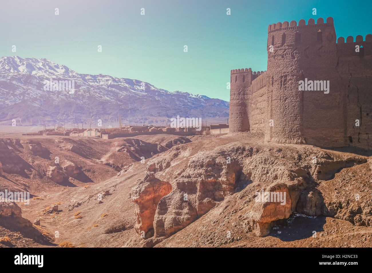 Spesse mura difensive del castello antico Rayen vicino a Bam, in Iran Foto Stock