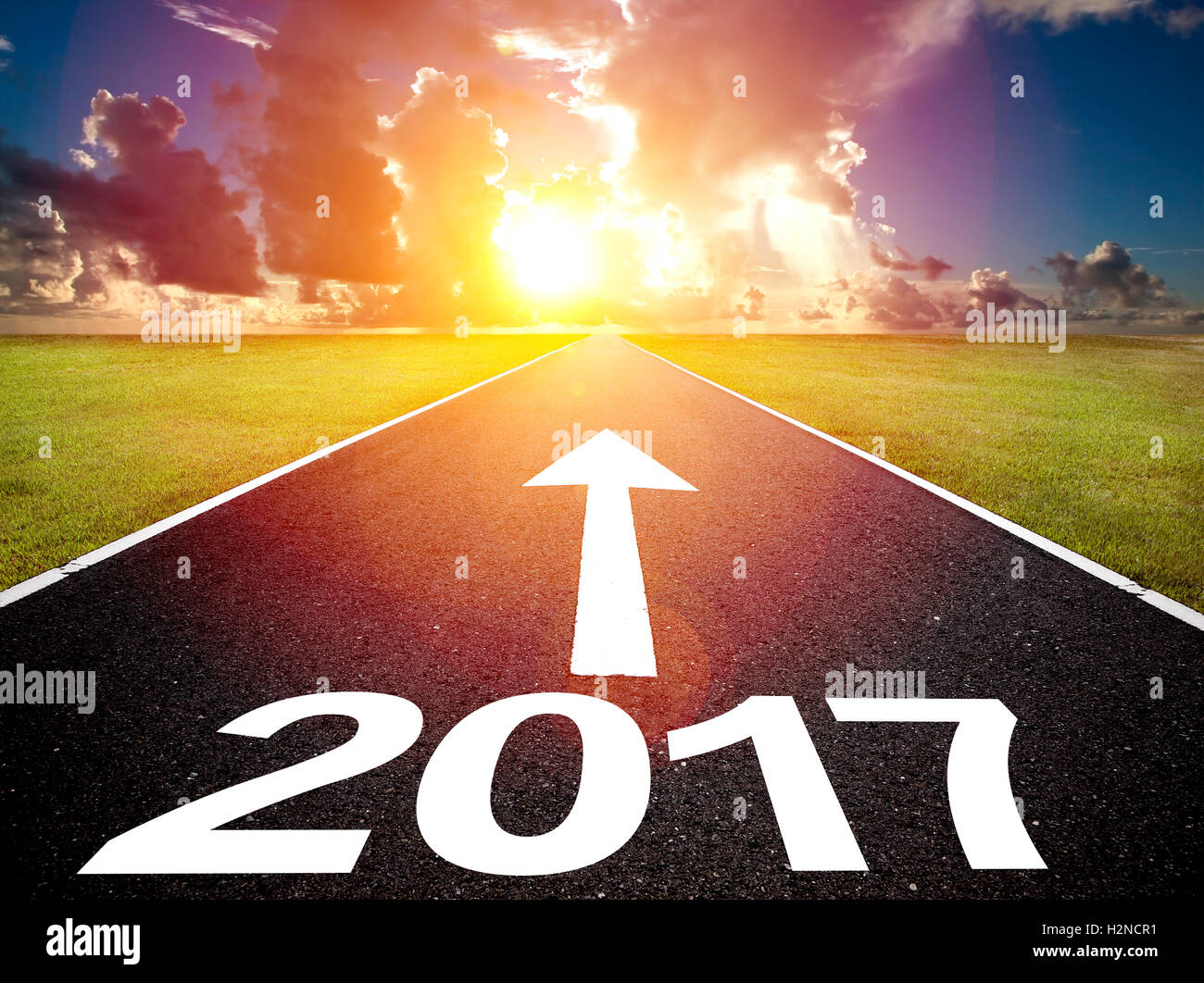 La guida su una strada vuota e felice anno nuovo 2017 concept Foto Stock