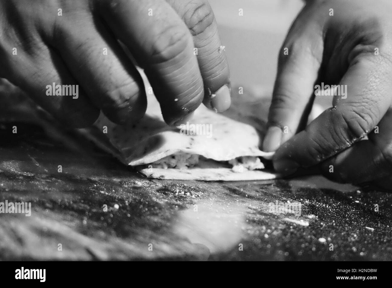 Rendendo l'Italiano Raviolis in una cucina tailandese di Chiang Mai Foto Stock