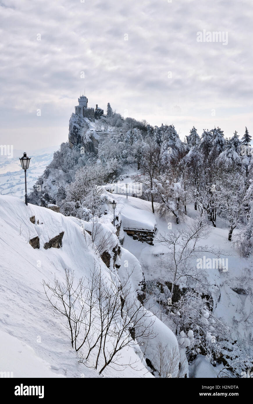 Castello di San Marino dopo la tempesta di neve Foto Stock