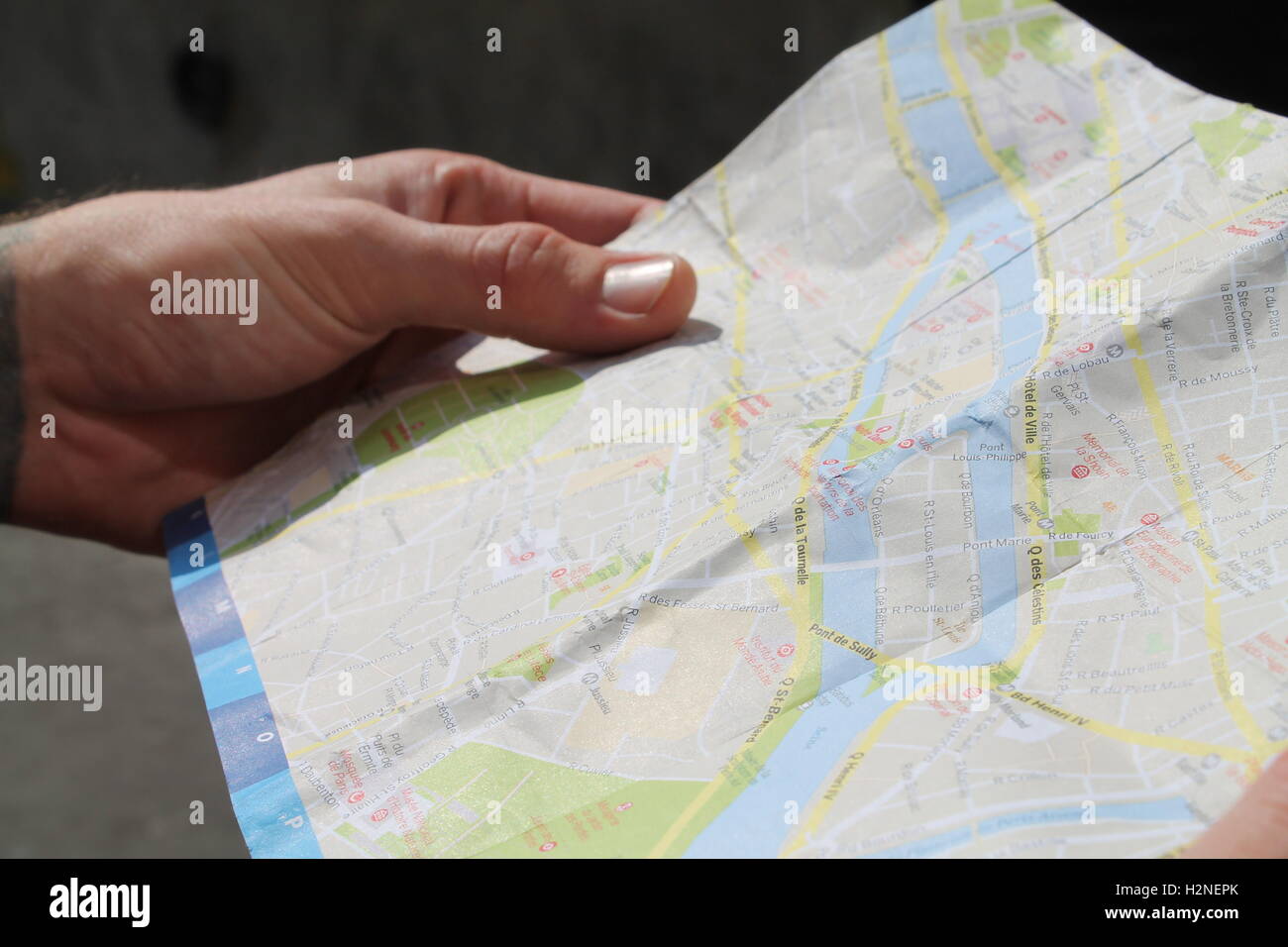 Turisti mani tenendo una mappa di Parigi in una giornata di sole Foto Stock