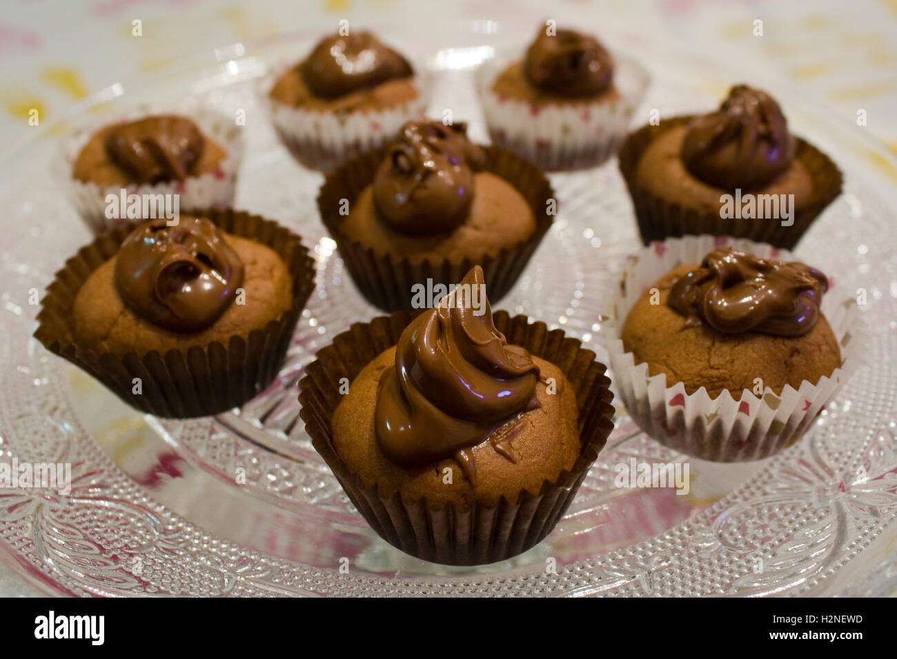 La pasticceria con il cioccolato sulla piastra Foto Stock