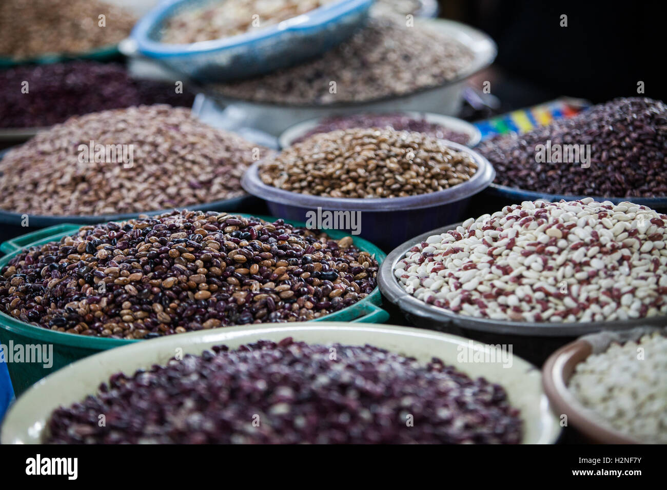 Immagine a colori di alcuni grani visualizzati in un mercato. Foto Stock