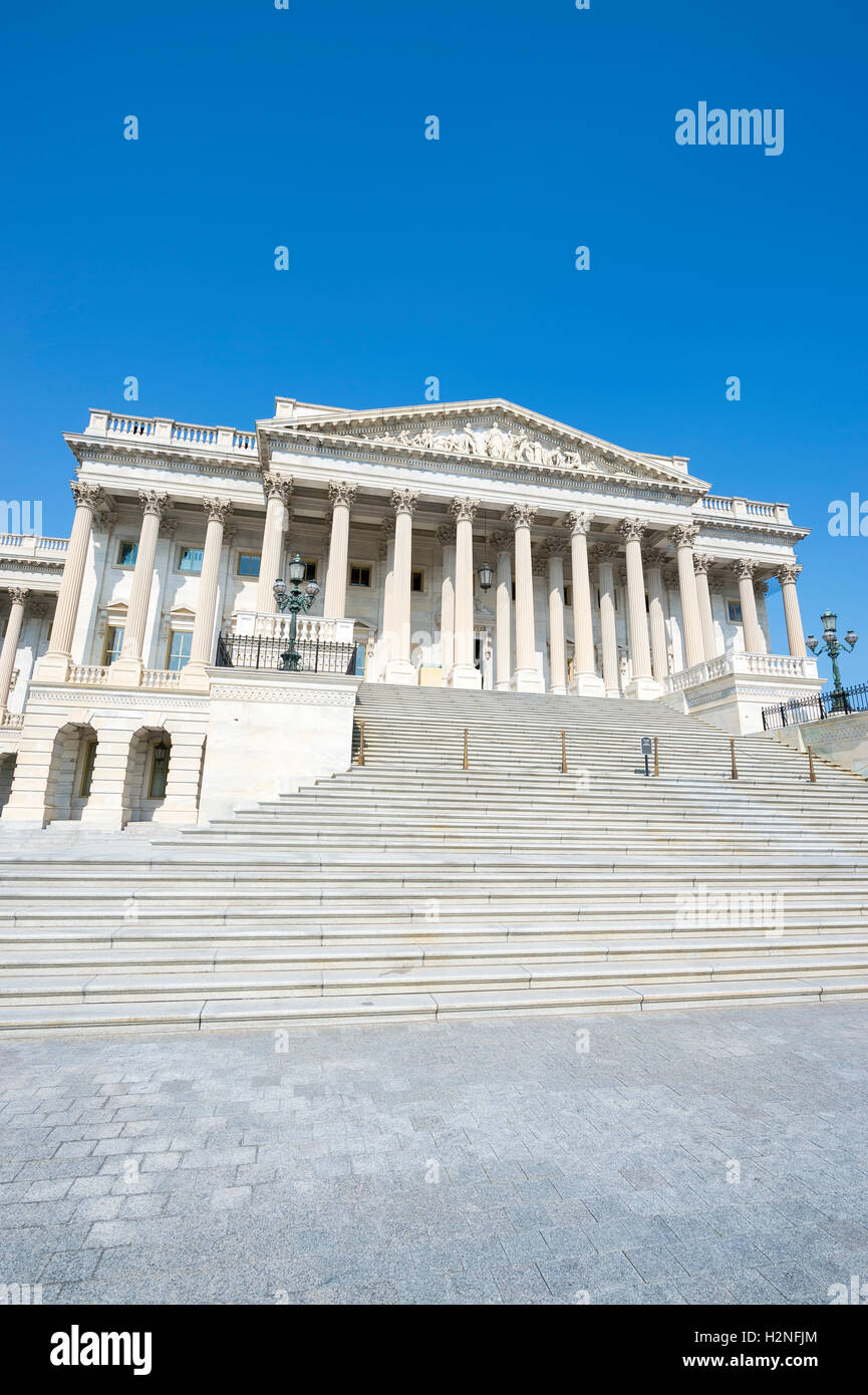 Vista panoramica degli Stati Uniti Campidoglio di Washington DC, Stati Uniti d'America dal Senato scala d'ingresso sotto il cielo blu chiaro Foto Stock