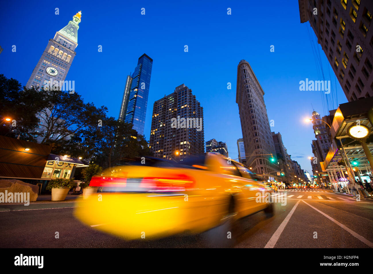 Sfocatura sfocatura movimento vista di giallo taxi guida attraverso le strade della città al tramonto nella città di New York, Stati Uniti d'America Foto Stock