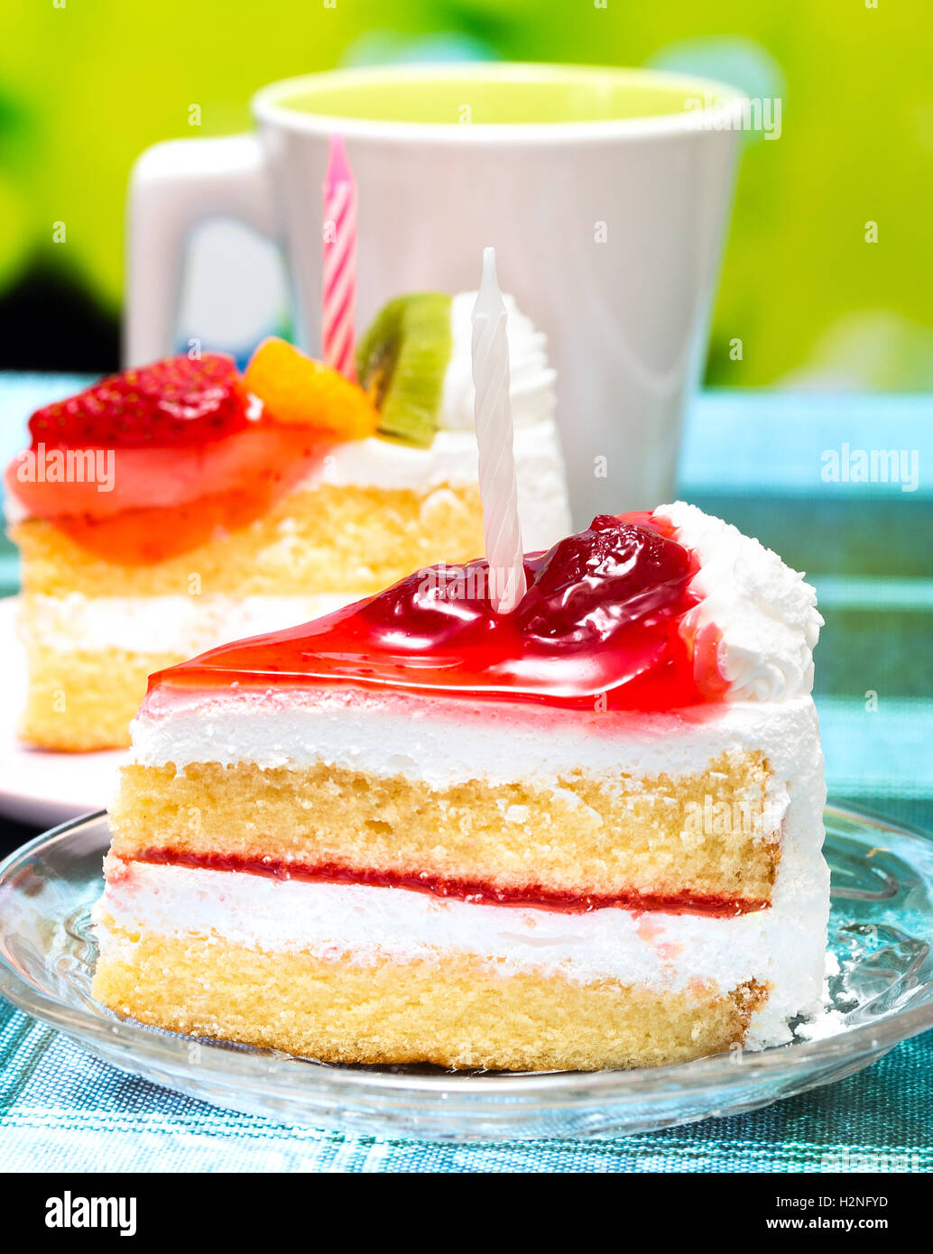 Compleanno torta crema significato Gateaux Slice e Cafe Foto stock - Alamy