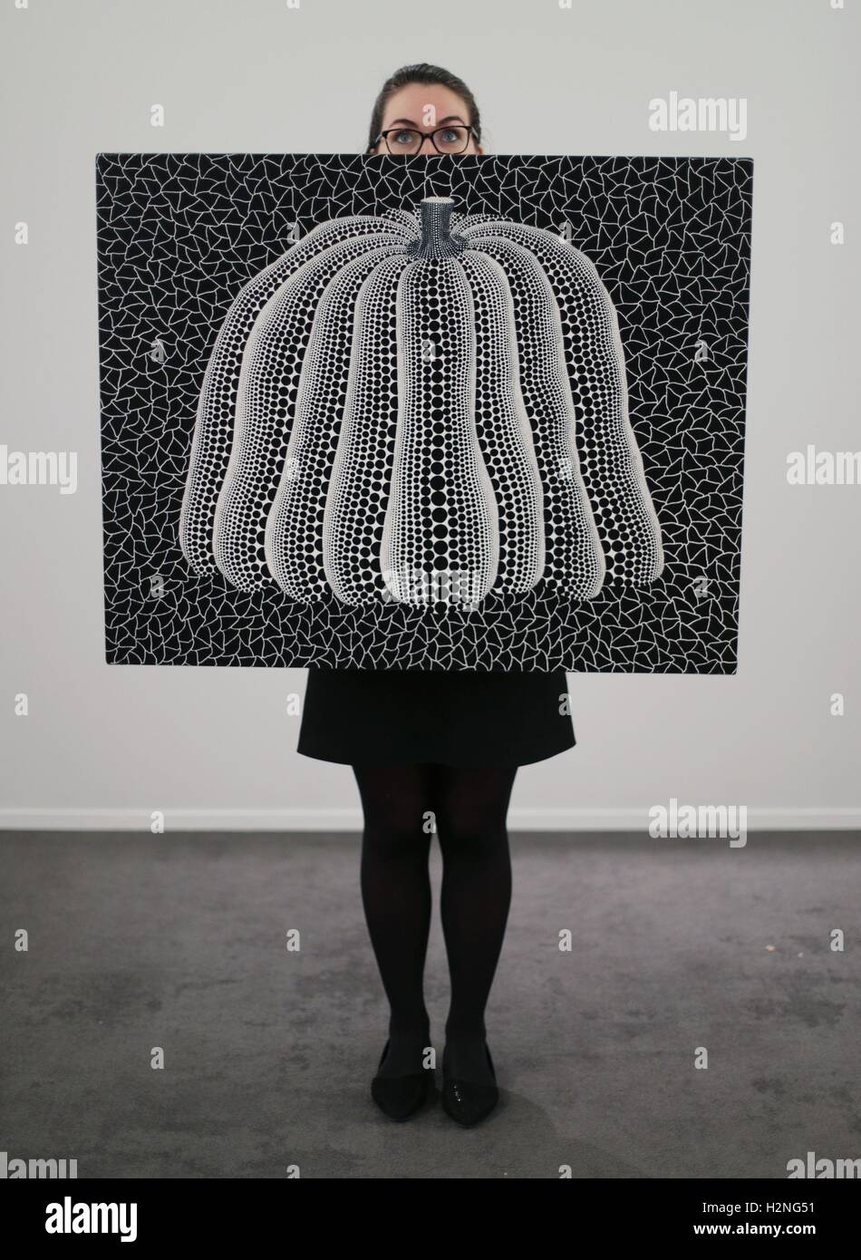 Un membro del personale da Sotheby's a Londra gestisce Yayoi Kusama la zucca AHT, 1991, che ha una stima di &Acirc;&pound;350.000 - 450.000, davanti a casa d aste è imminente l'arte contemporanea giorno Vendita. Foto Stock