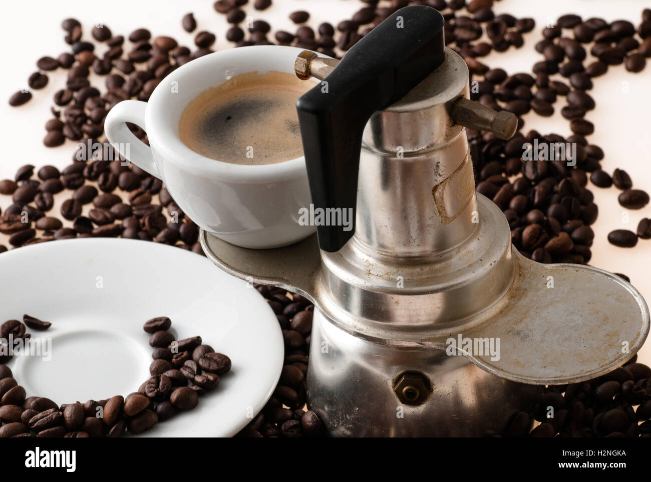 Tazza bianca con il vecchio caffè napoletano Foto Stock