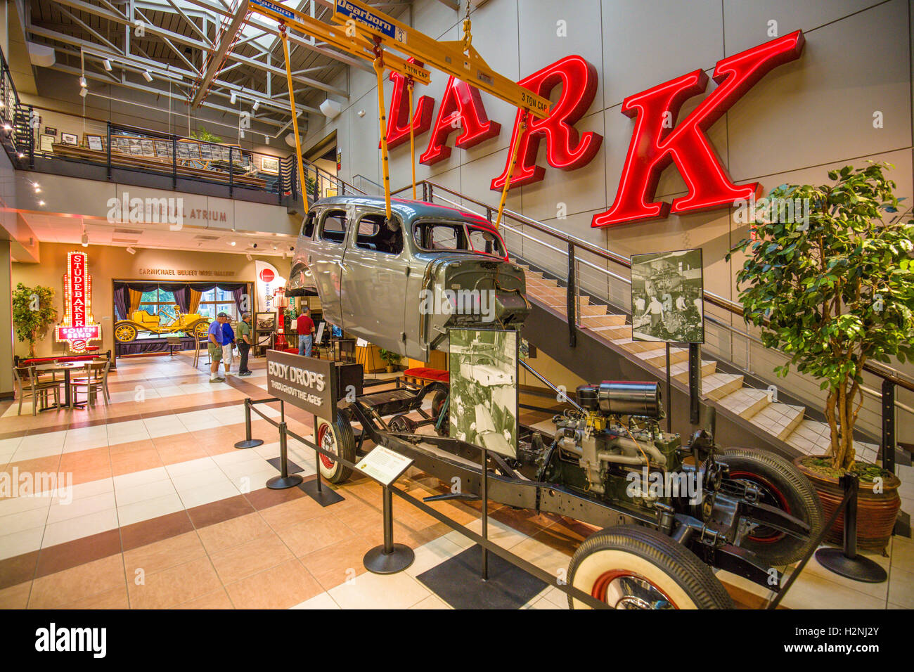 Auto sul display interno Studebaker National Museum di South Bend Indiana Foto Stock