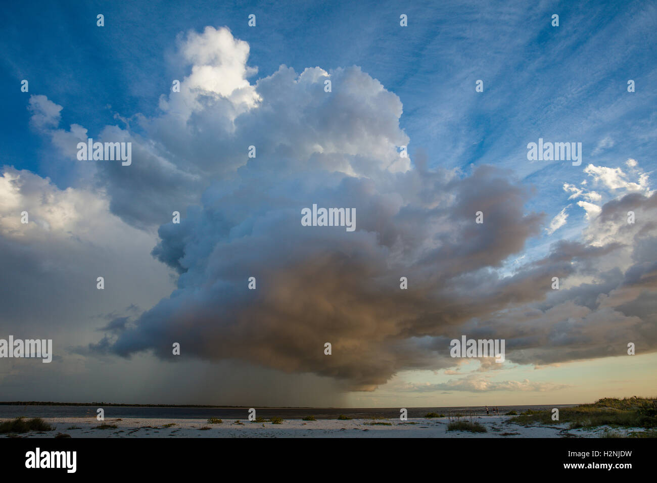 Enorme tempesta di pioggia il cloud sopra il Golfo del Messico dal Gasparilla Island Florida Foto Stock