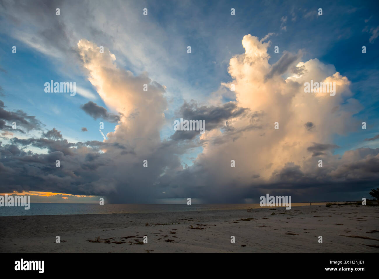 Enorme tempesta di pioggia il cloud sopra il Golfo del Messico dal Gasparilla Island Florida Foto Stock