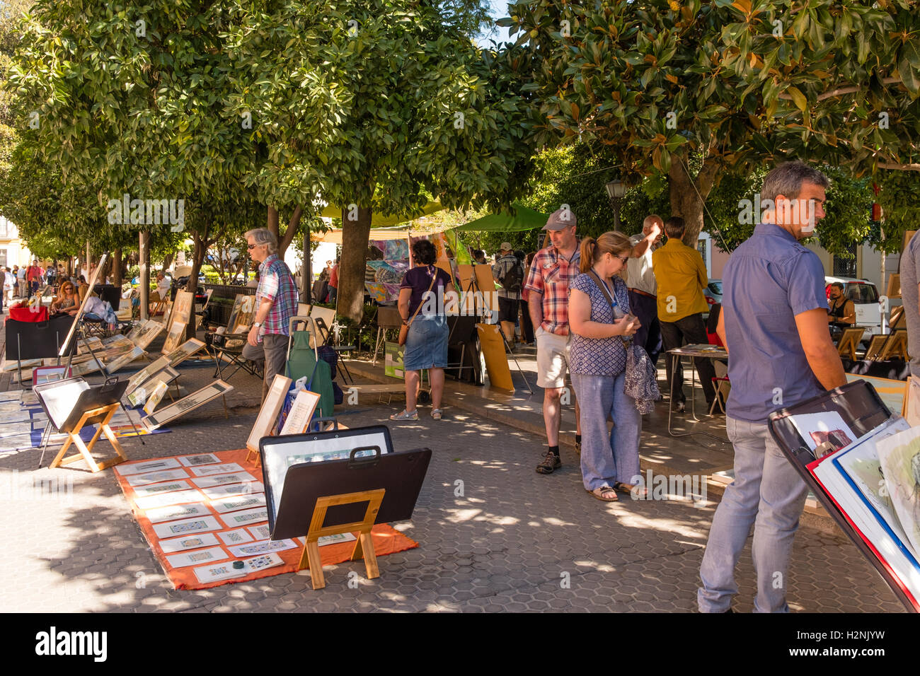 Mercato la vendita di oggetti d'arte, dipinti, fotografie, ventole, piastrelle decorative etc. Foto Stock