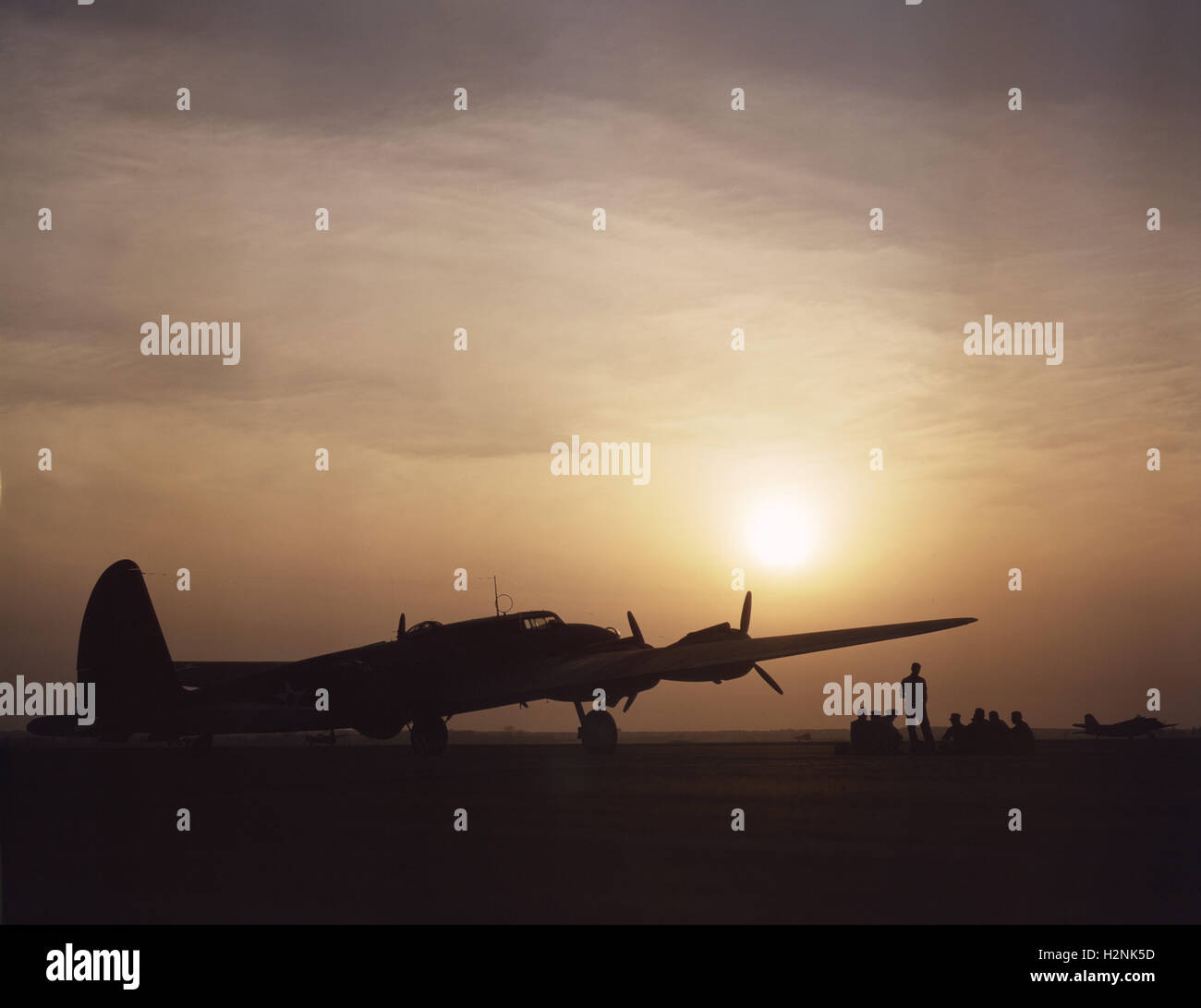 Silhouette del Bomber B-17 "Flying Fortress" al Tramonto, Langley Field, Langley Air Force base, Hampton, Virginia, USA, Alfred T. Palmer, STATI UNITI Ufficio delle informazioni di guerra, luglio 1942 Foto Stock