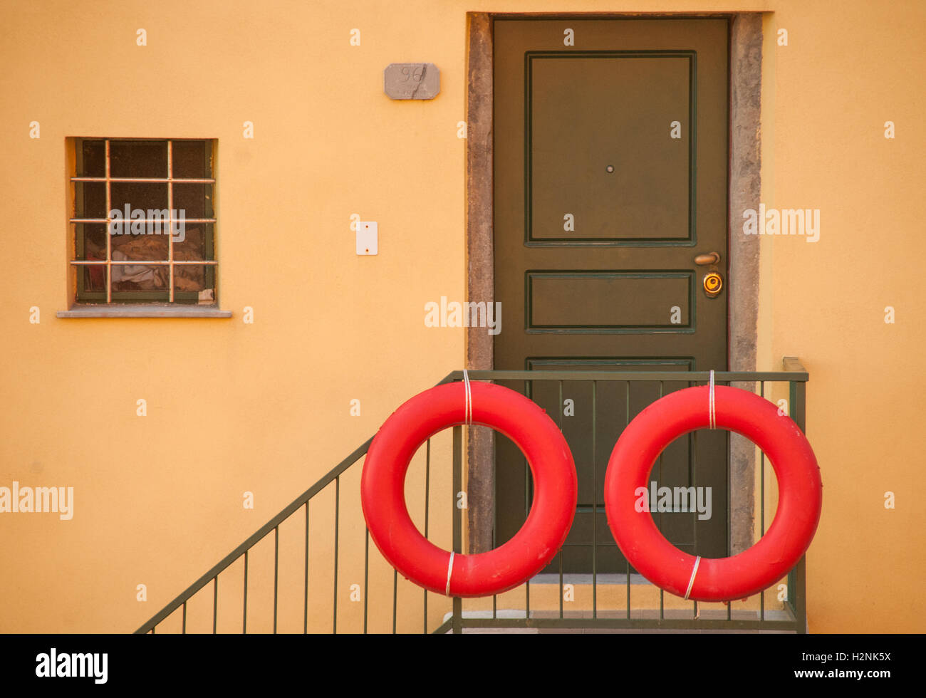 In stile tradizionale finestra, tipicamente di colore a quelle buldings trovati nell'area delle Cinque Terre, Riomaggiore, Italia, Foto Stock