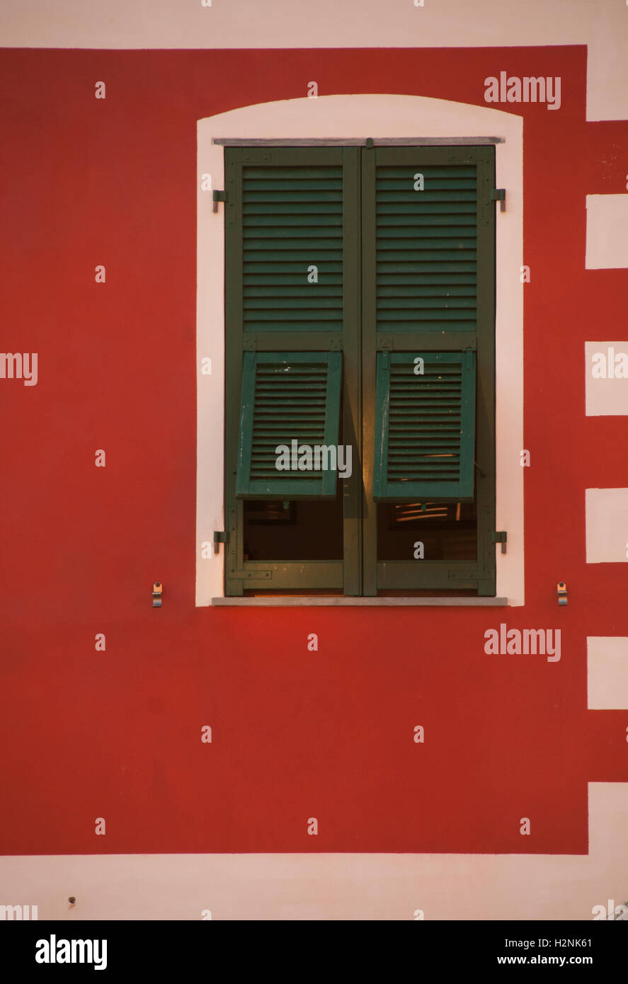 In stile tradizionale finestra, tipicamente di colore a quelle costruzioni nell'area delle Cinque Terre, Riomaggiore, Italia, Foto Stock