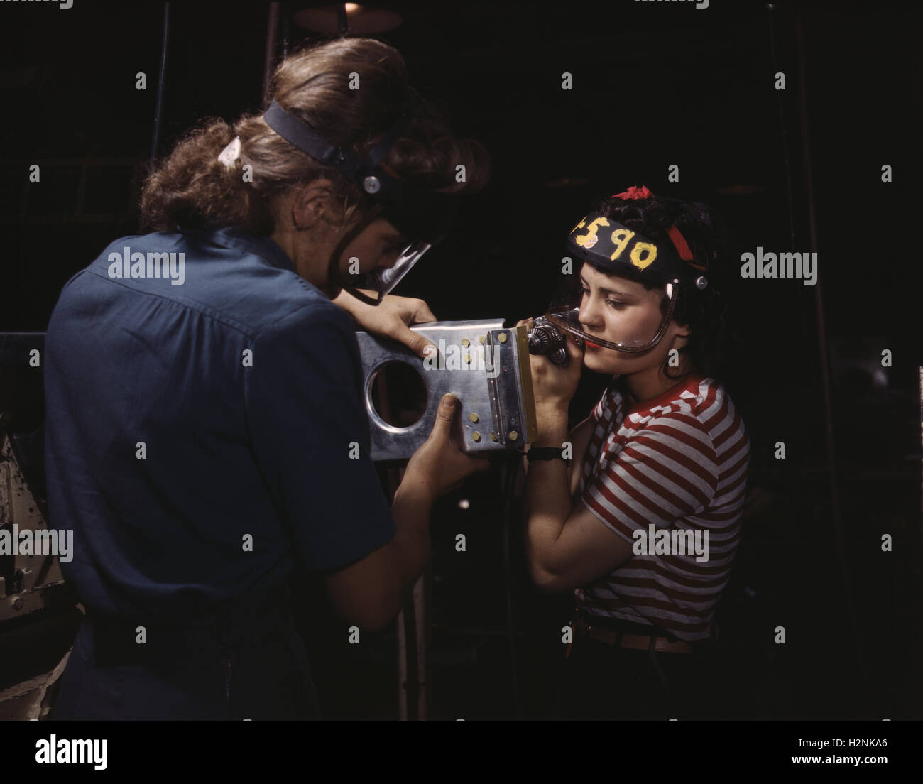 Due lavoratrici che assemblano la sezione di ala per l'aereo da combattimento P-51, North American Aviation, Inc, Inglewood, California, USA, Alfred T. Palmer, USA Ufficio delle informazioni di guerra, ottobre 1942 Foto Stock