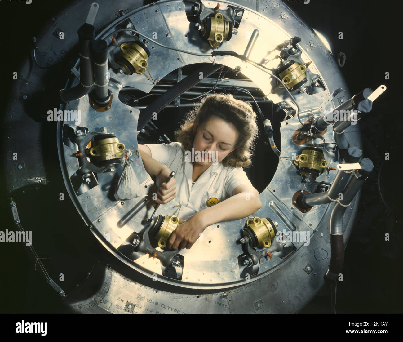 Gruppo di lavoro femminile Bomber Engine B-25, North American Aviation Plant, Inglewood, California, USA, Alfred T. Palmer, STATI UNITI Ufficio delle informazioni di guerra, ottobre 1942 Foto Stock