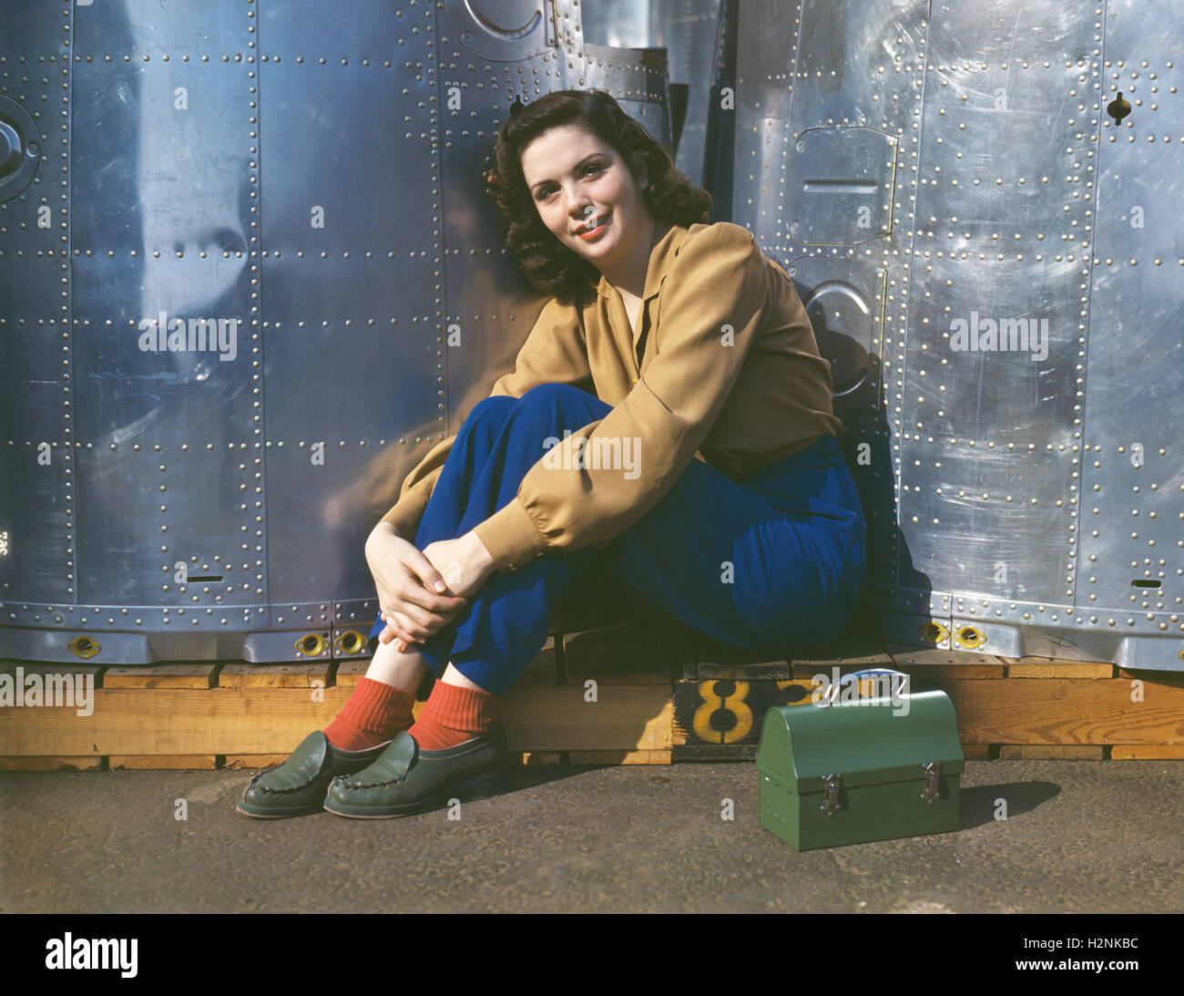 Lavoratrice al pranzo, Douglas Aircraft Company, Long Beach, USA, Alfred T. Palmer, STATI UNITI Ufficio delle informazioni di guerra, ottobre 1942 Foto Stock