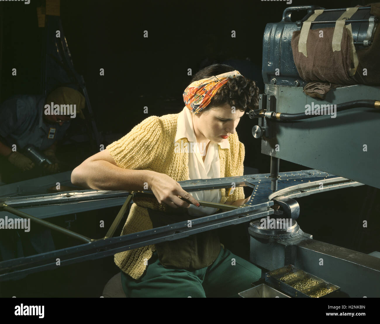 Operatore di rivettatrice femmina di B-17F Bomber, Douglas Aircraft Company, Long Beach, California, USA, Alfred T. Palmer, Stati Uniti Ufficio delle informazioni di guerra, ottobre 1942 Foto Stock