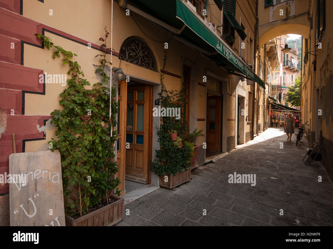 Un shopfront in tradizionale stile architettonico e la passerella, Cinque Terre, Italia, Settembre Foto Stock
