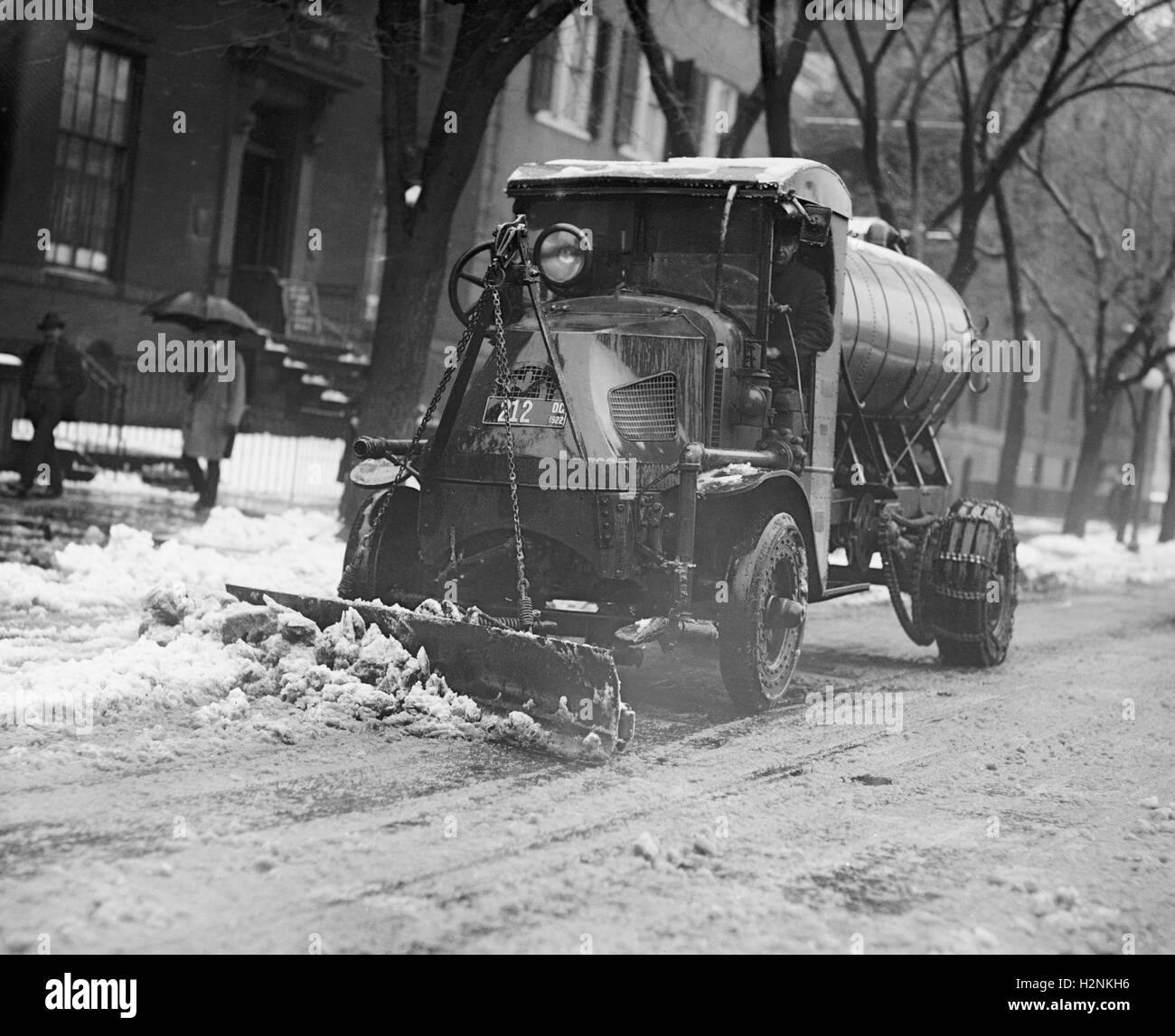 Eliminazione della strada di neve dopo la bufera di neve, Washington DC, Stati Uniti d'America, nazionale foto Azienda, Gennaio 1922 Foto Stock
