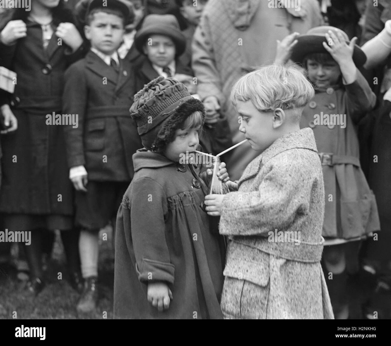 Due bambini che condividono la bevanda, Washington DC, Stati Uniti d'America, nazionale foto Azienda, Marzo 1922 Foto Stock