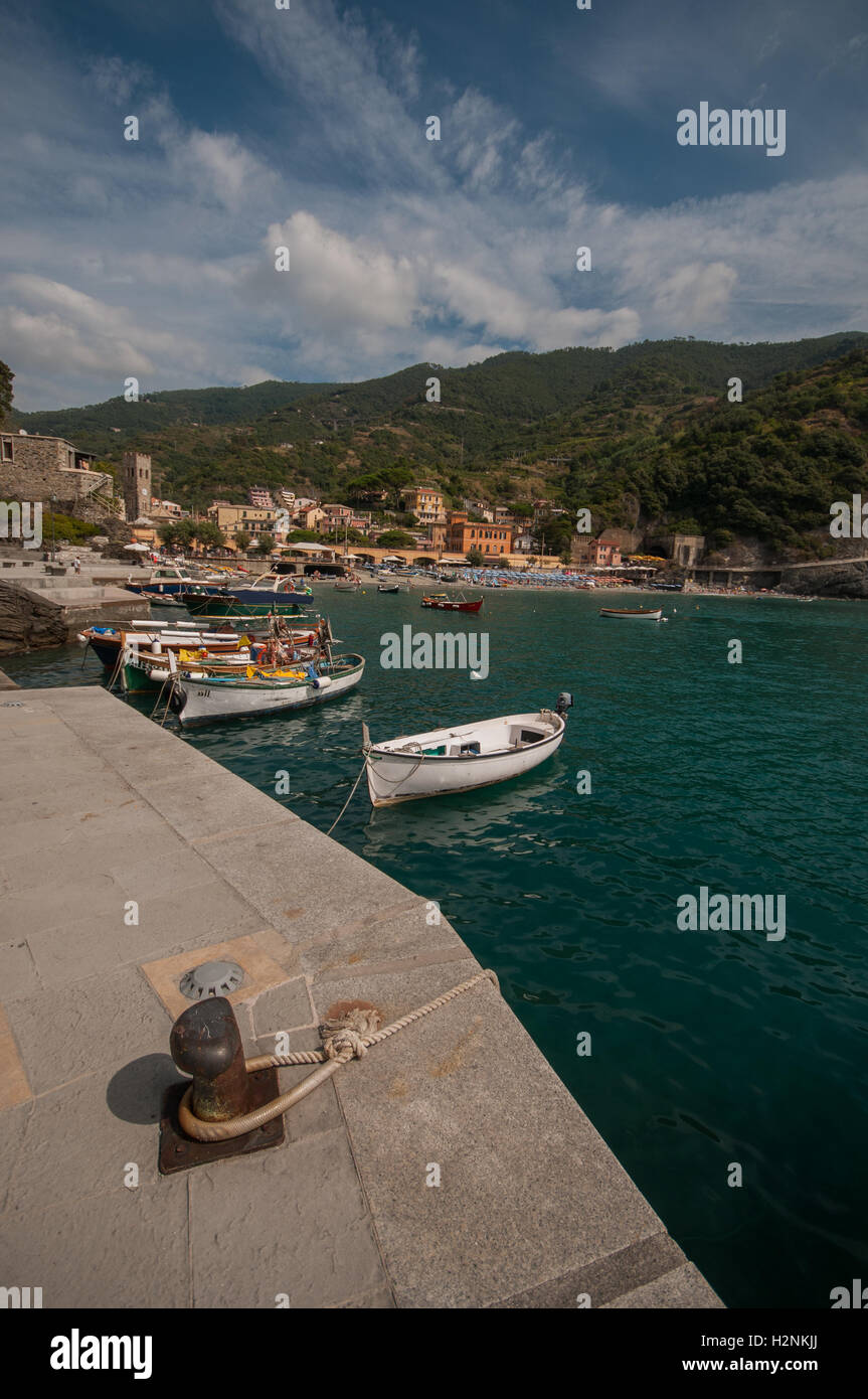 La spiaggia e le barche a Monterosso Al Mare, guardando verso la città vecchia e la chiesa di San Giovanni Battista, Cinque Terre, Foto Stock