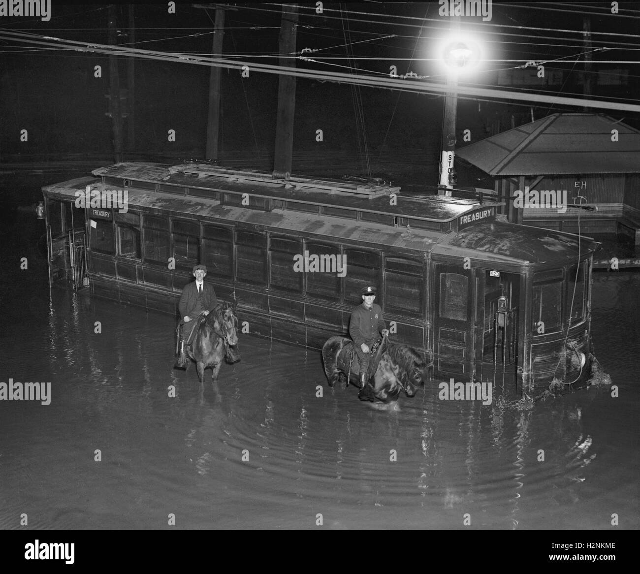 Tram e due uomini a cavallo durante il diluvio, Washington DC, Stati Uniti d'America, nazionale foto Azienda, Aprile 30 1923 Foto Stock