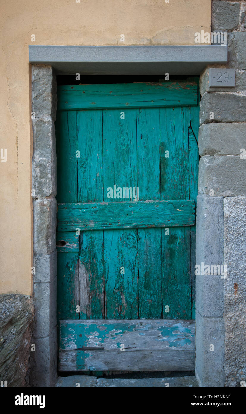 Una vecchia porta trovata su un edificio di invecchiamento a Corniglia Cinque Terre, Settembre Foto Stock