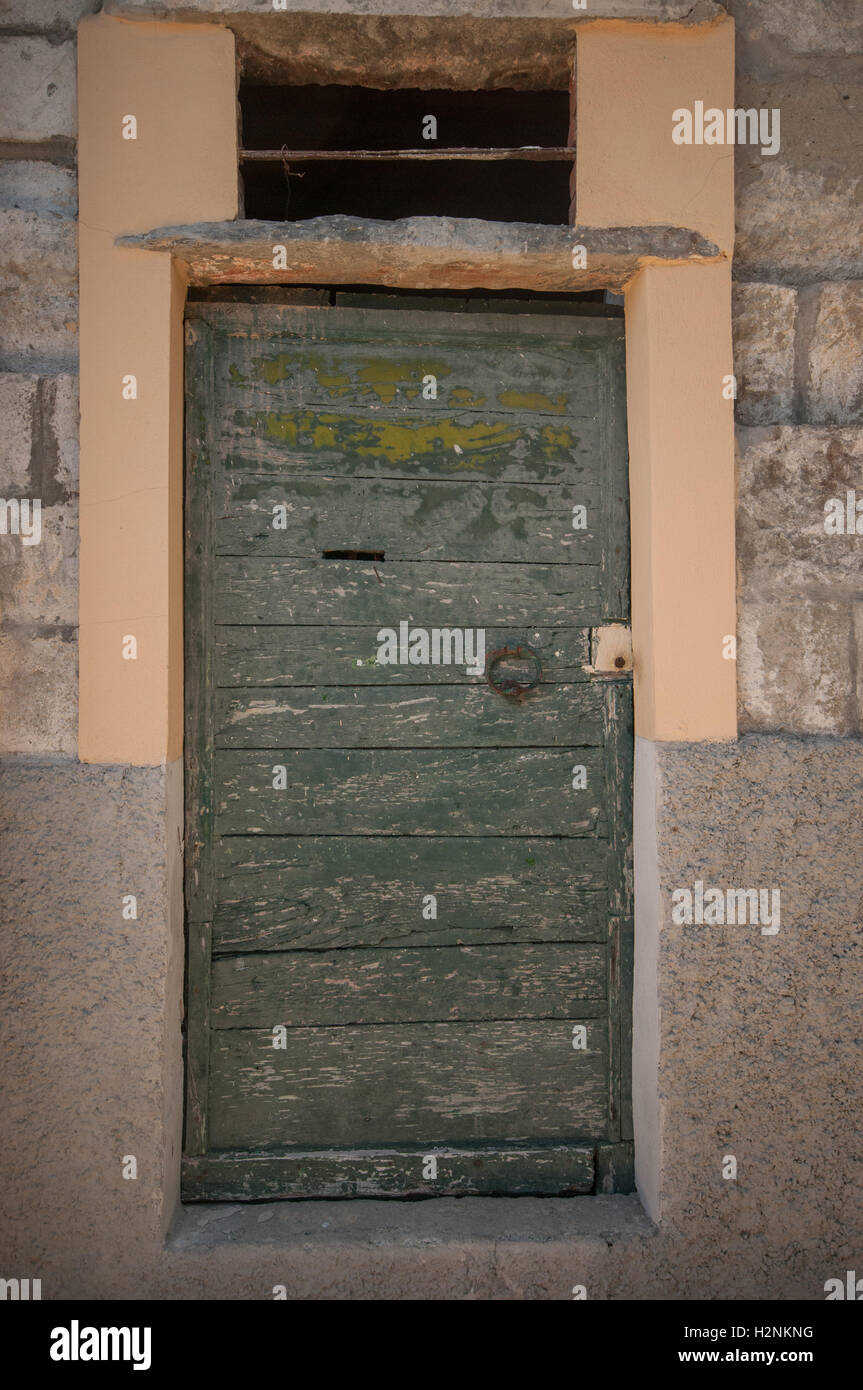 Una vecchia porta trovata su un edificio di invecchiamento a Corniglia Cinque Terre, Settembre Foto Stock