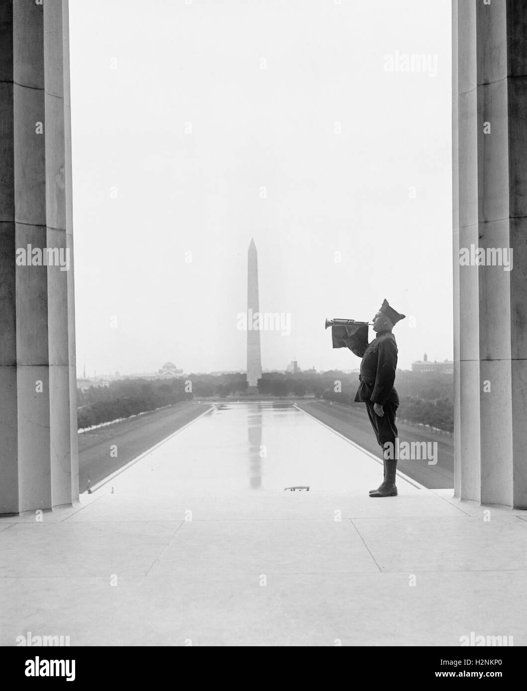 Soldato rubinetti di riproduzione dopo il funerale di U.S. Presidente Warren G. Harding, il Monumento a Washington in background, Washington DC, Stati Uniti d'America, nazionale foto Azienda, 10 agosto 1923 Foto Stock