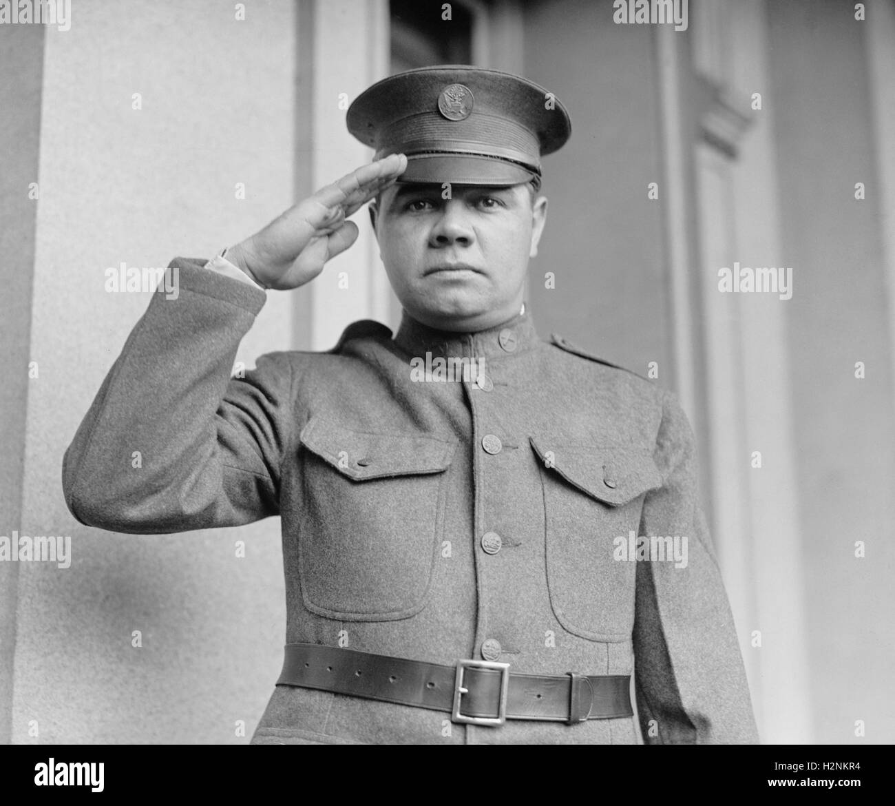 New York Yankees giocatore di baseball Babe Ruth, salutando in guardia nazionale uniforme, Washington DC, Stati Uniti d'America, nazionale foto Azienda, 28 maggio 1924 Foto Stock
