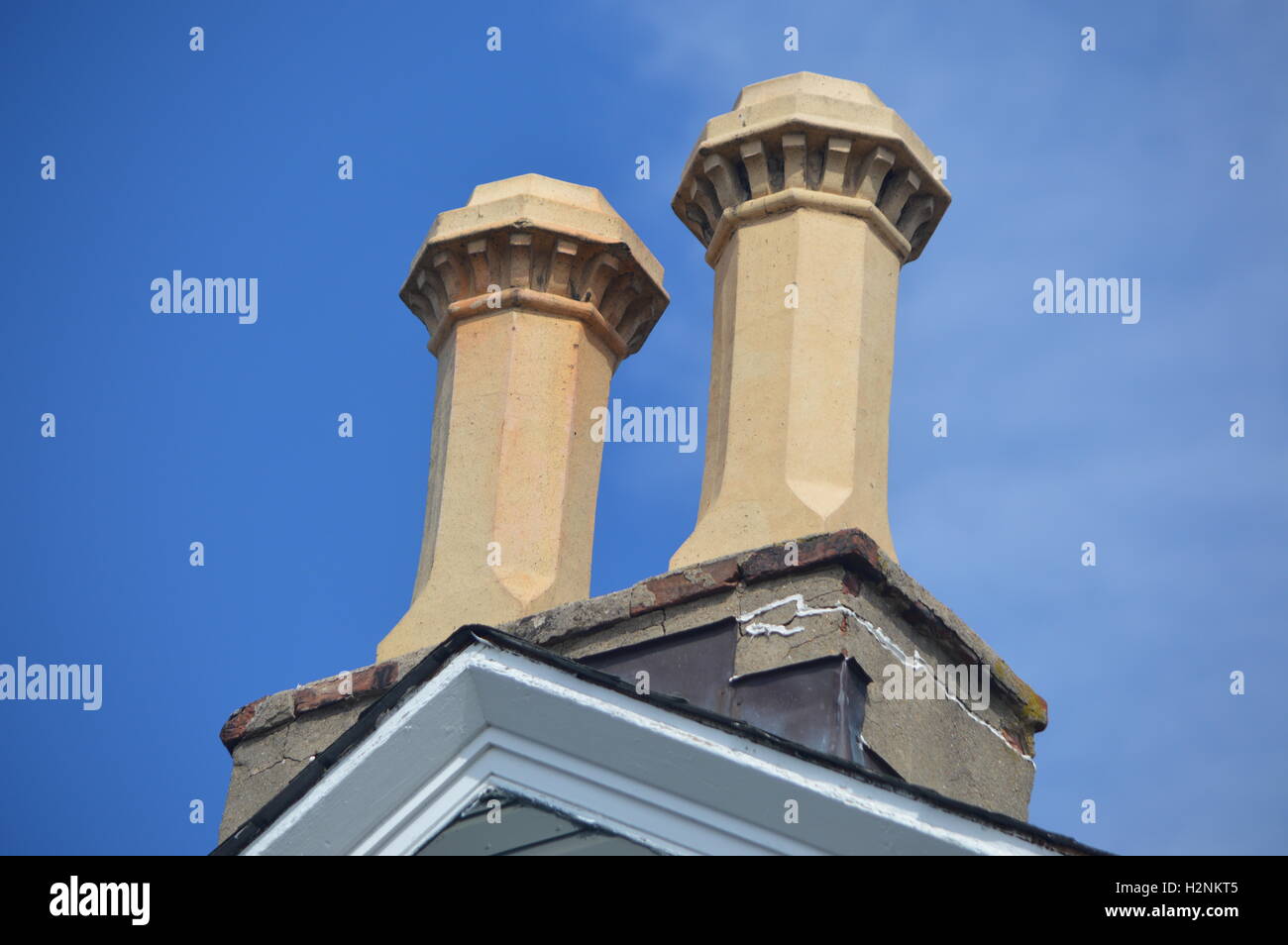 Due grandi comignoli sedersi sulla cima di questa casa nella città di Chesapeake, Cecil County, Maryland, Stati Uniti d'America Foto Stock