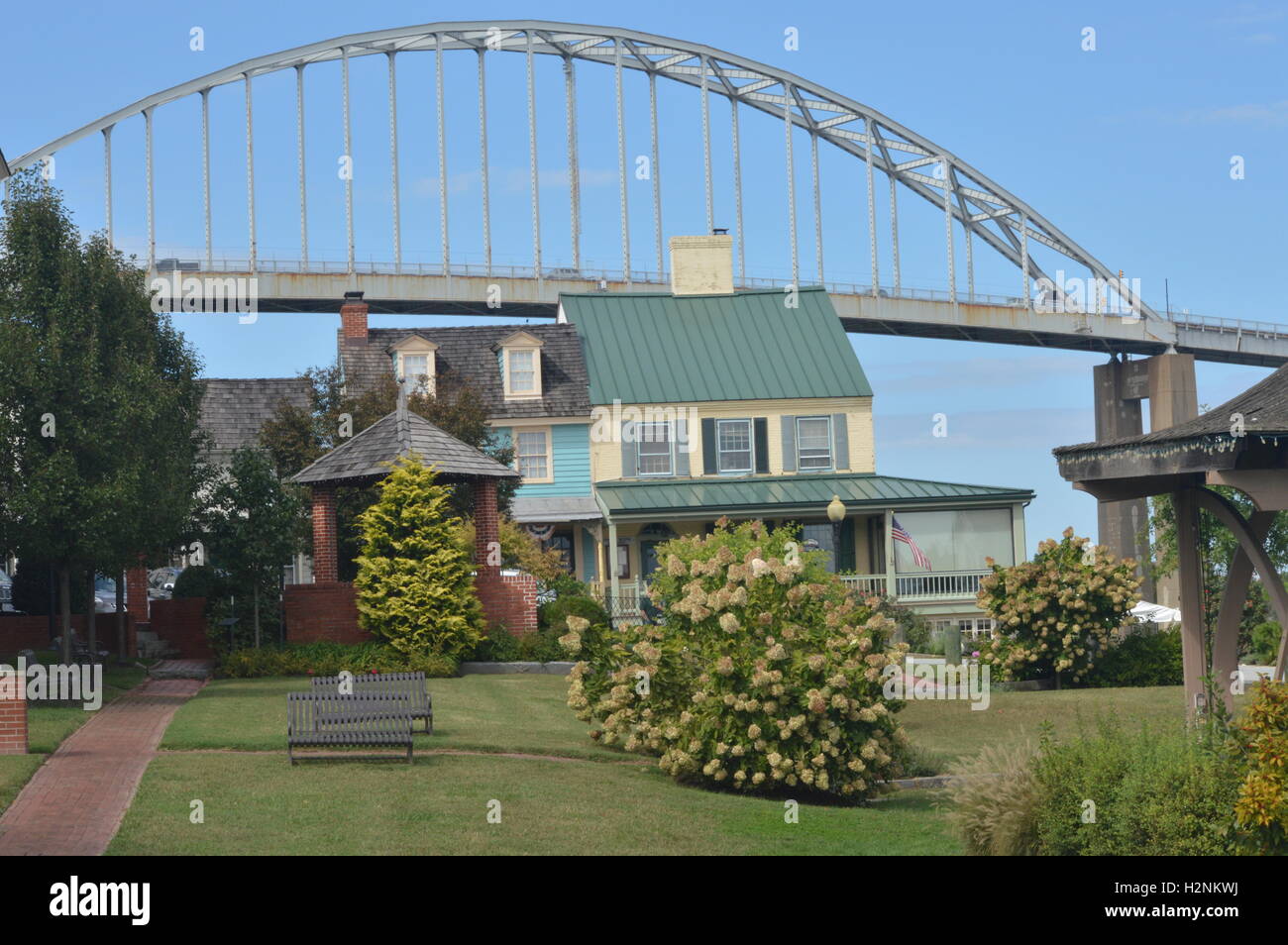 L'RT 213 le torri del ponte su case e il parco di Chesapeake City, Maryland. Foto Stock