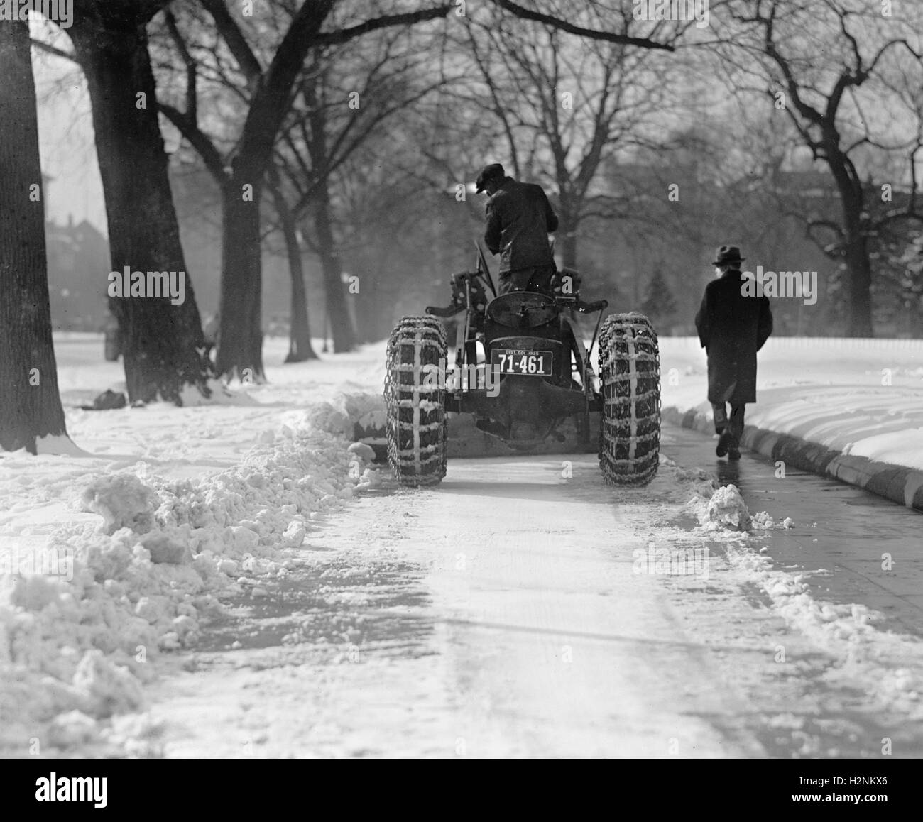 Trattore con aratro Clearing Road, vista posteriore, Washington DC, Stati Uniti d'America, nazionale foto Azienda, Gennaio 1925 Foto Stock