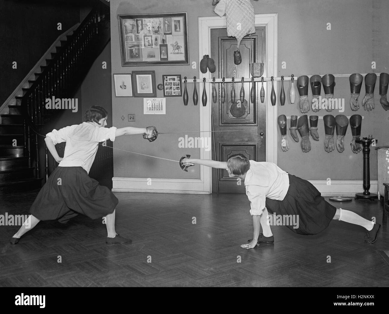 Due High School Girls scherma, Western High School di Washington DC, Stati Uniti d'America, nazionale foto Azienda, Maggio 1925 Foto Stock