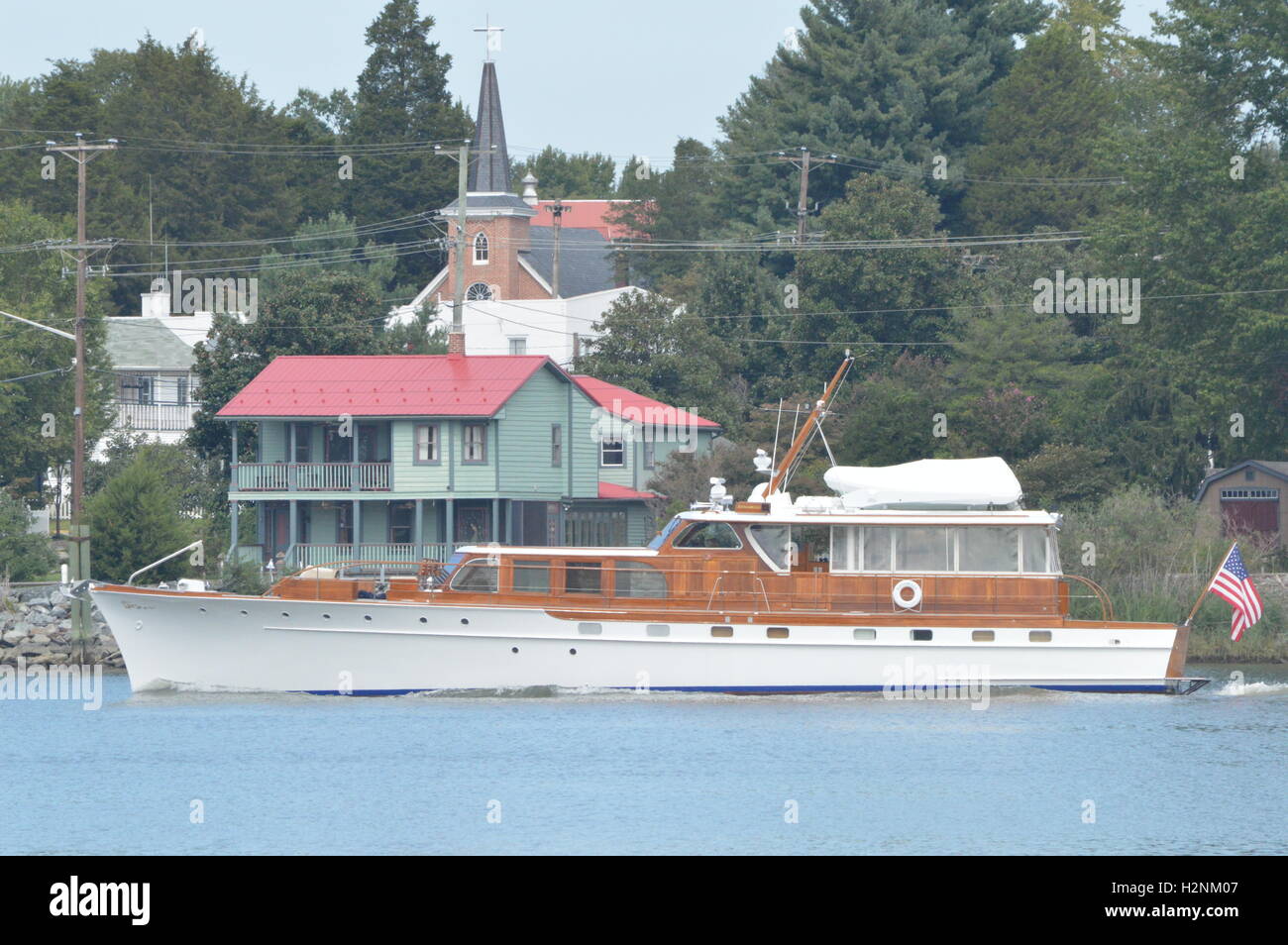 Un grande yacht transita la C&D Canal a Chesapeake City, Cecil County, Maryland, Stati Uniti d'America. Foto Stock