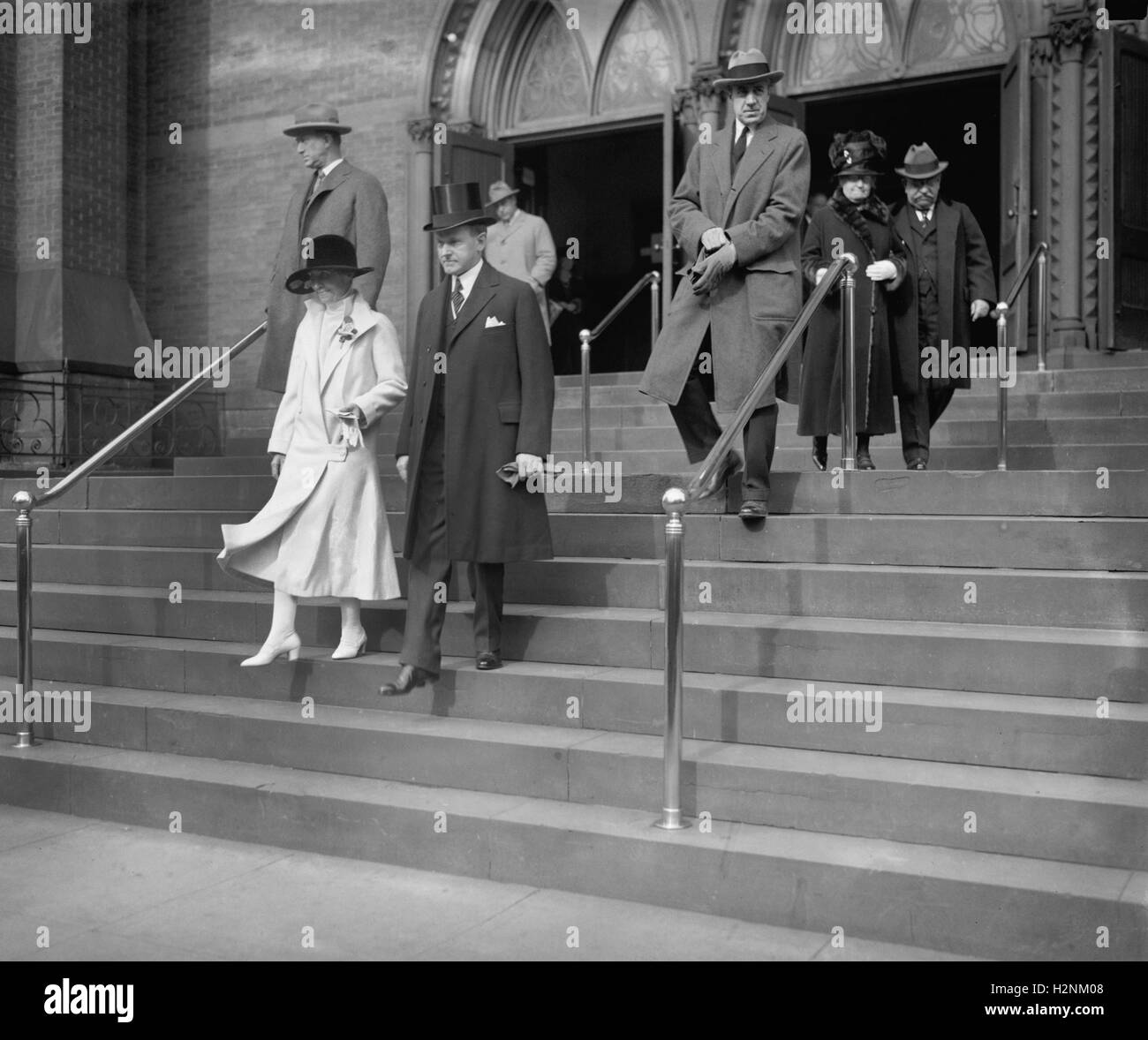 Stati Uniti Presidente Calvin Coolidge e la First Lady grazia Coolidge lasciando la Giornata del Ringraziamento servizio in chiesa, Washington DC, Stati Uniti d'America, nazionale foto Azienda, Novembre 26, 1925 Foto Stock