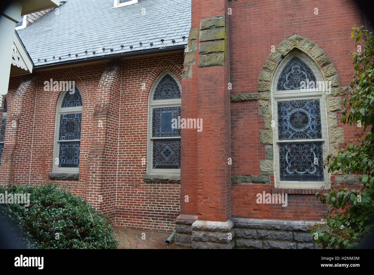 Il cortile di Cristo regno Chiesa Metodista di Chestertown, Maryland che mostra le finestre di vetro macchiate in entrambe le sezioni. Foto Stock