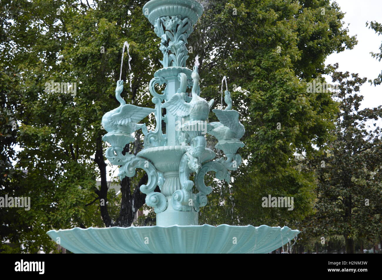 La fontana nel Parco Fontana, Chestertown, Maryland. La fontana dispone di Hebe, dea della gioventù Lions e i cigni. Foto Stock