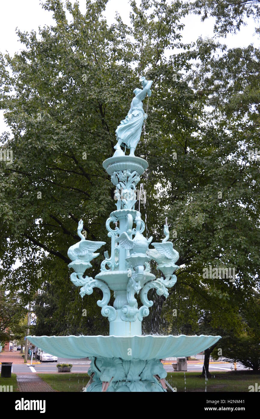 La fontana nel Parco Fontana, Chestertown, Maryland. La fontana dispone di Hebe, dea della gioventù Lions e i cigni. Foto Stock