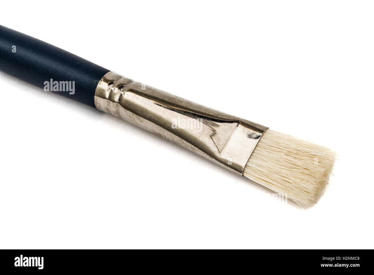 Un pennello con setole naturali close-up, isolati su sfondo bianco Foto Stock