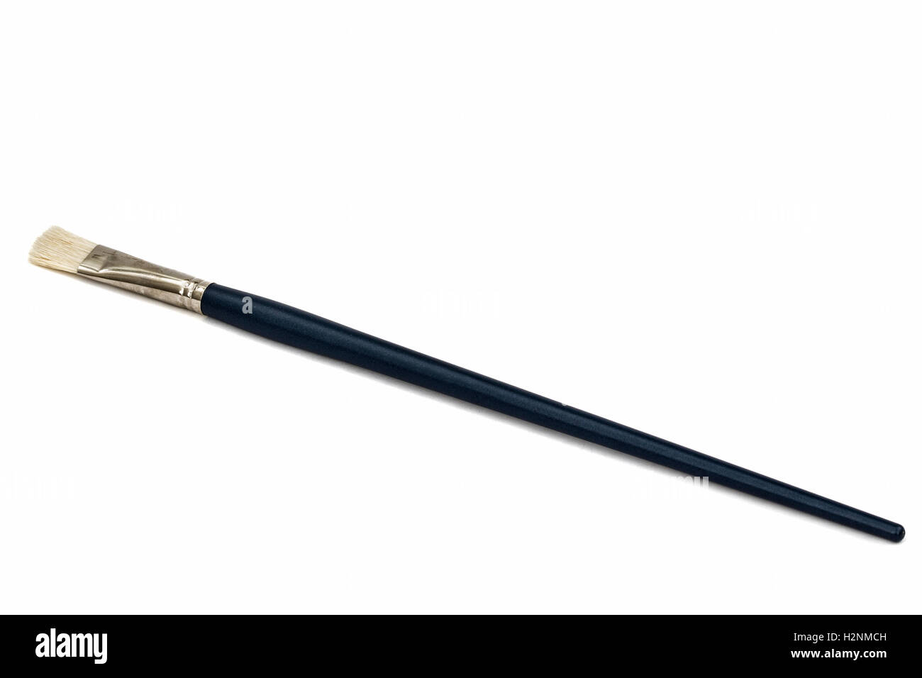 Un pennello con setole naturali, isolato su sfondo bianco Foto Stock