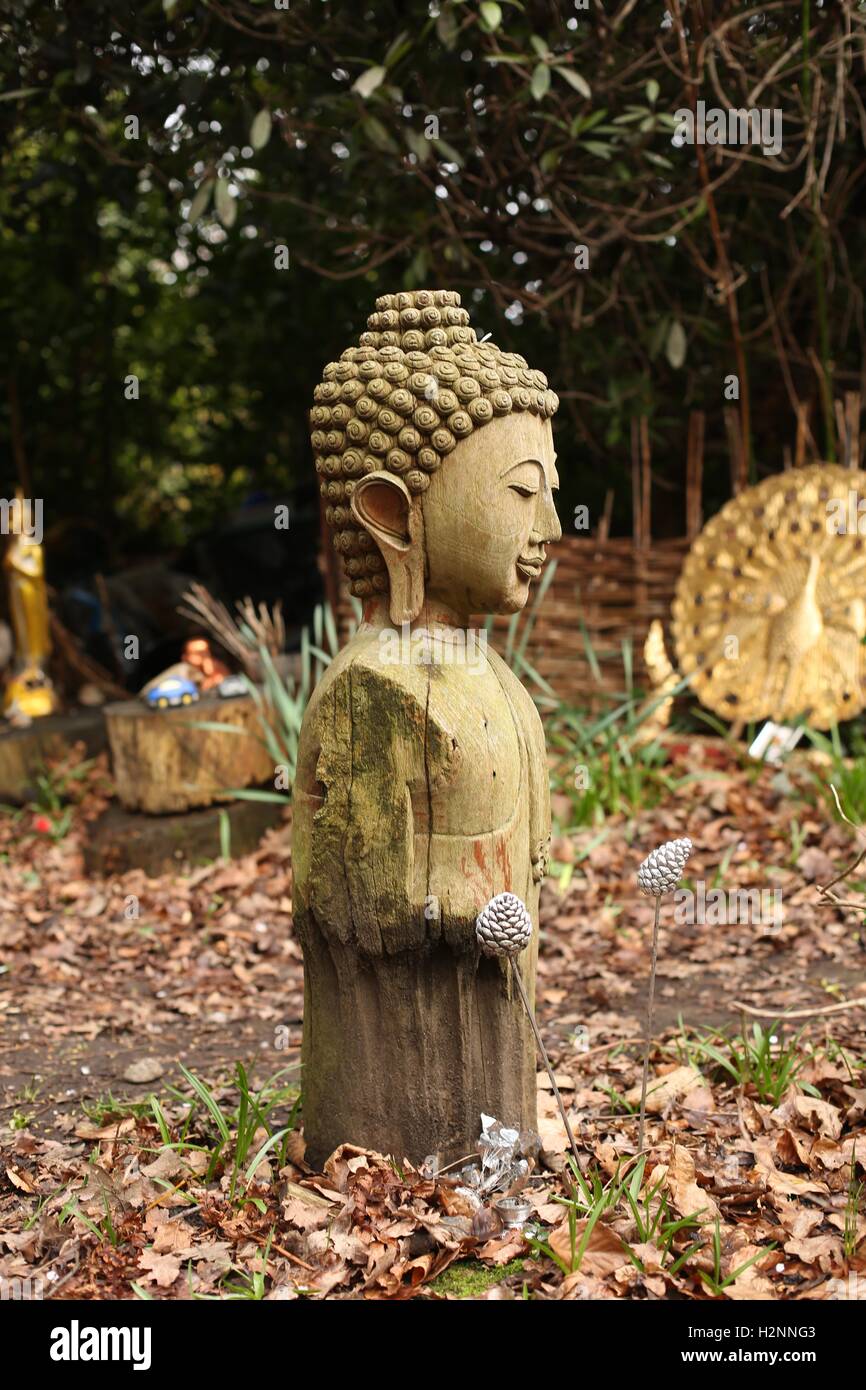 Statua in giardino per la meditazione Foto Stock
