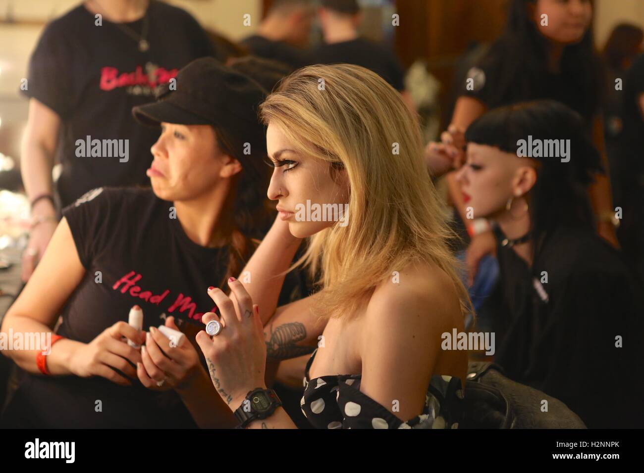 Backstage presso la London Fashion Week Foto Stock