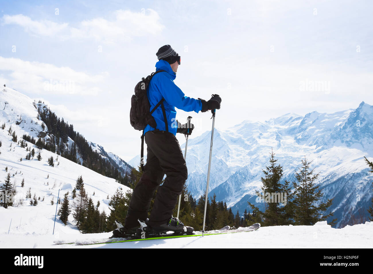 Sciatore guardando il bellissimo panorama con la gamma della montagna di background vicino a Chamonix, Francia Foto Stock