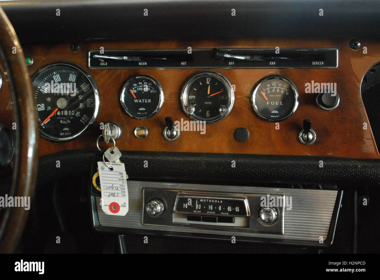 Close-up foto del vecchio Sunbeam Tiger sport roadster cruscotto di automobile Foto Stock