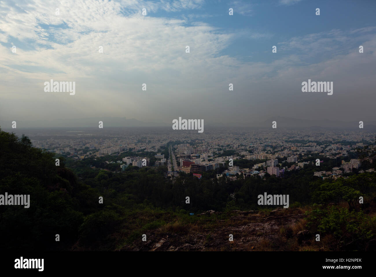 Vista panoramica di Tirupati da Tirumala Foto Stock