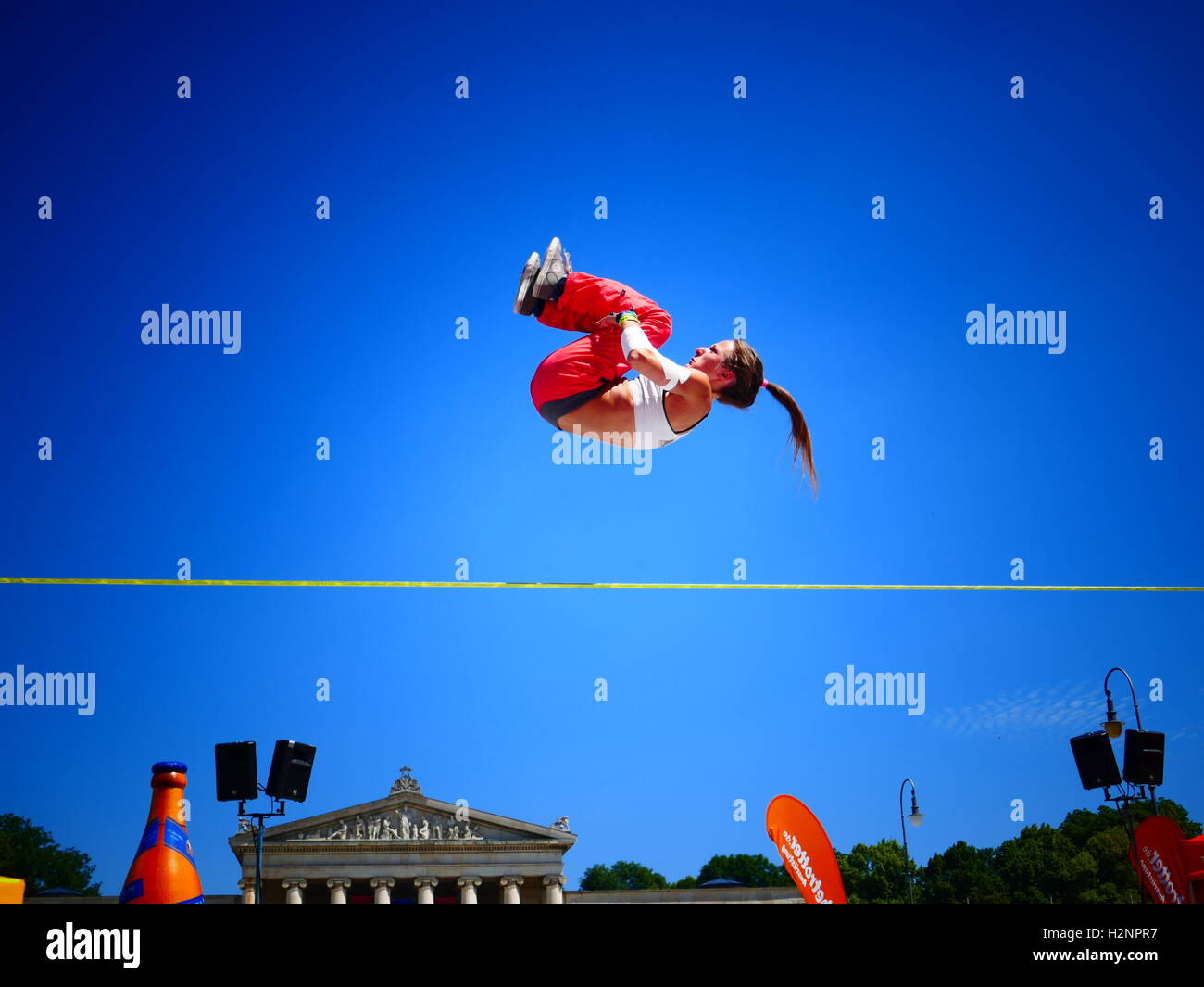 Slackliner competere in Slackline sport festival Monaco di Baviera Germania Europa Foto Stock