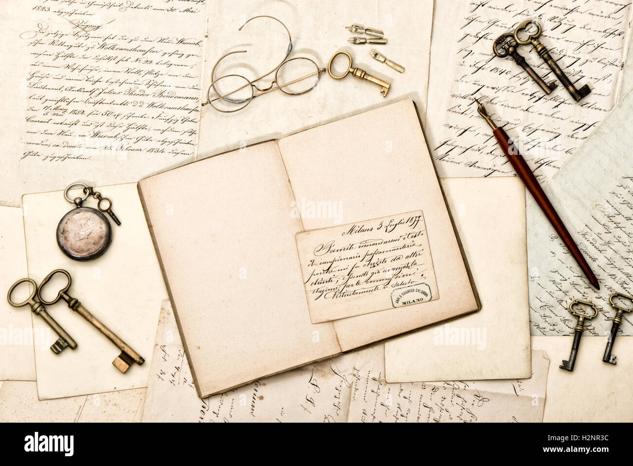 Diario prenota, vintage accessori, vecchio lettere e cartoline. Sfondo  nostalgico Foto stock - Alamy